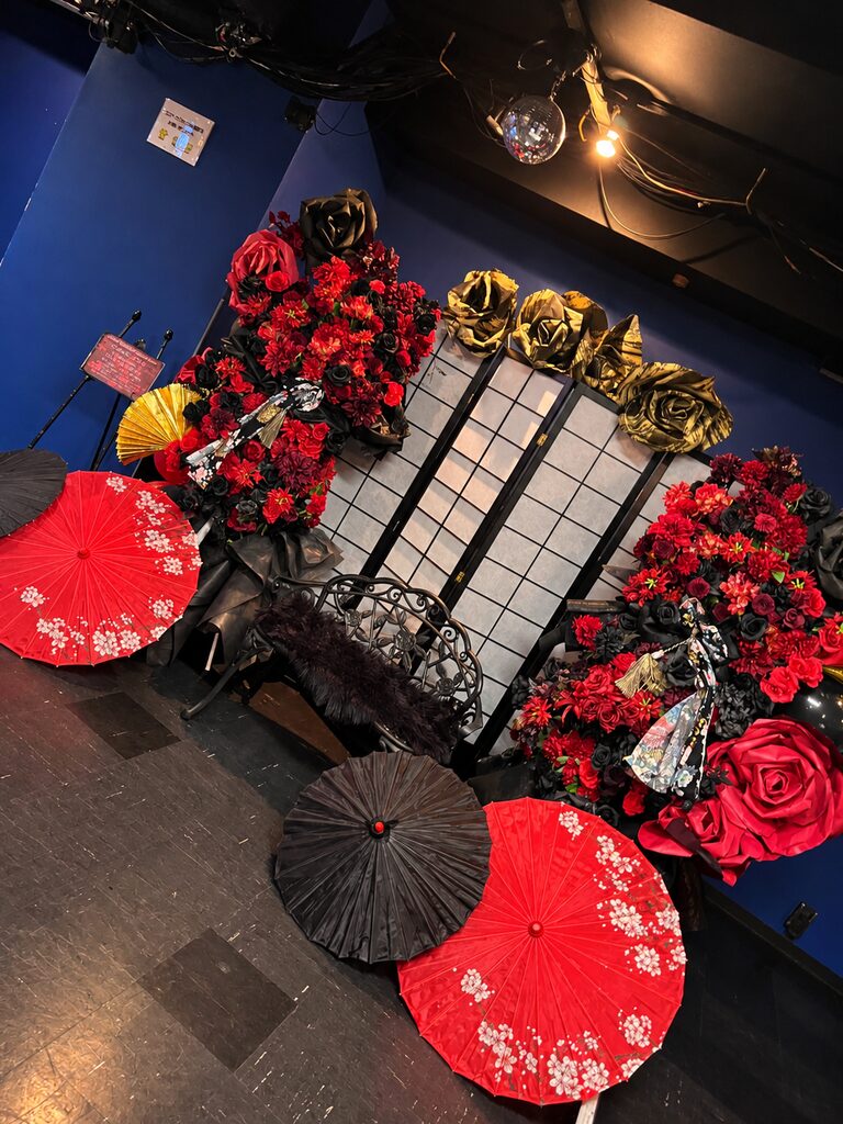 aube shibuya（オーブシブヤ） 赤×黒の和風フラスタ・ベンチ付き 2枚目