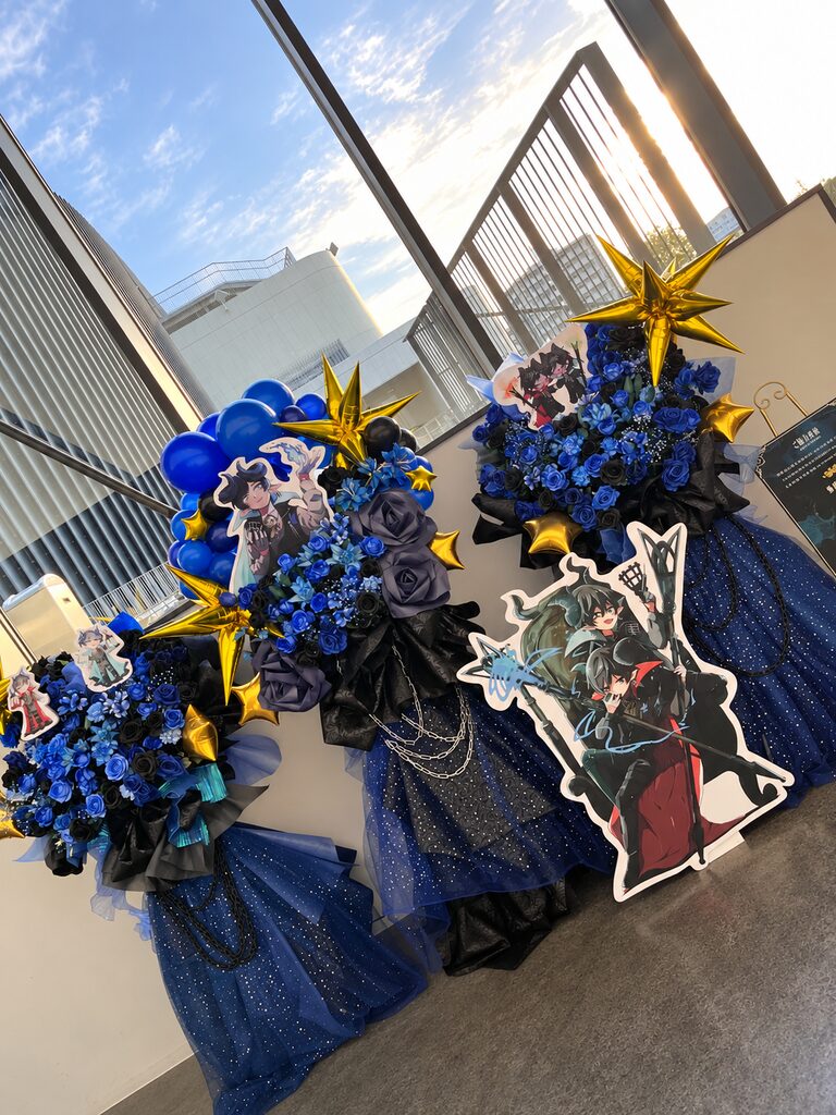 京王アリーナTOKYO（旧・武蔵野の森総合スポーツプラザ） 青×黒×ゴールドの3基連結フラスタ・キャラクターパネル付き 4枚目