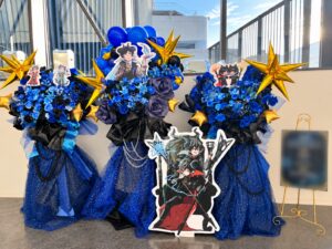 京王アリーナTOKYO（旧・武蔵野の森総合スポーツプラザ） 青×黒×ゴールドの3基連結フラスタ・キャラクターパネル付き