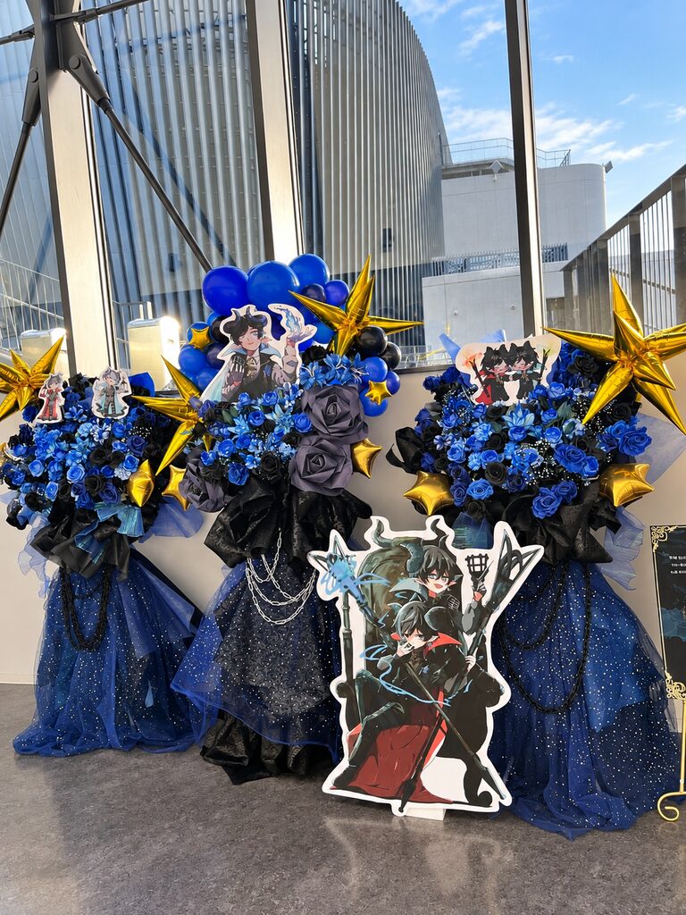 京王アリーナTOKYO（旧・武蔵野の森総合スポーツプラザ） 青×黒×ゴールドの3基連結フラスタ・キャラクターパネル付き 2枚目
